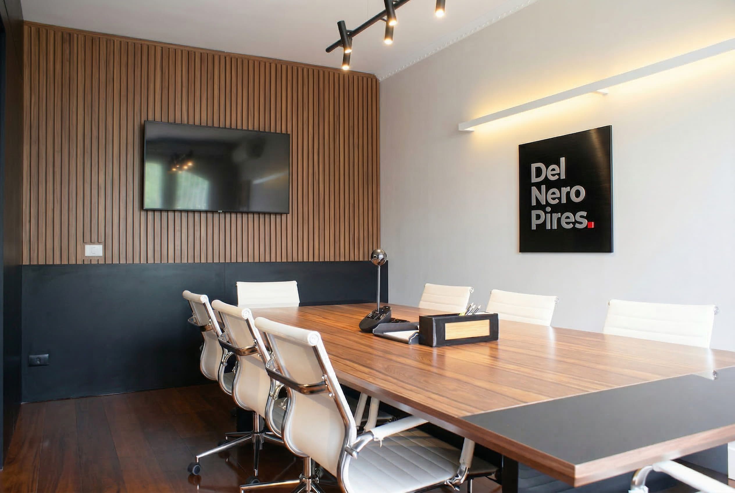 Escritório de advocacia elegante com estantes de livros jurídicos, paleta azul-marinho escuro, iluminação dramática, fotografia realista