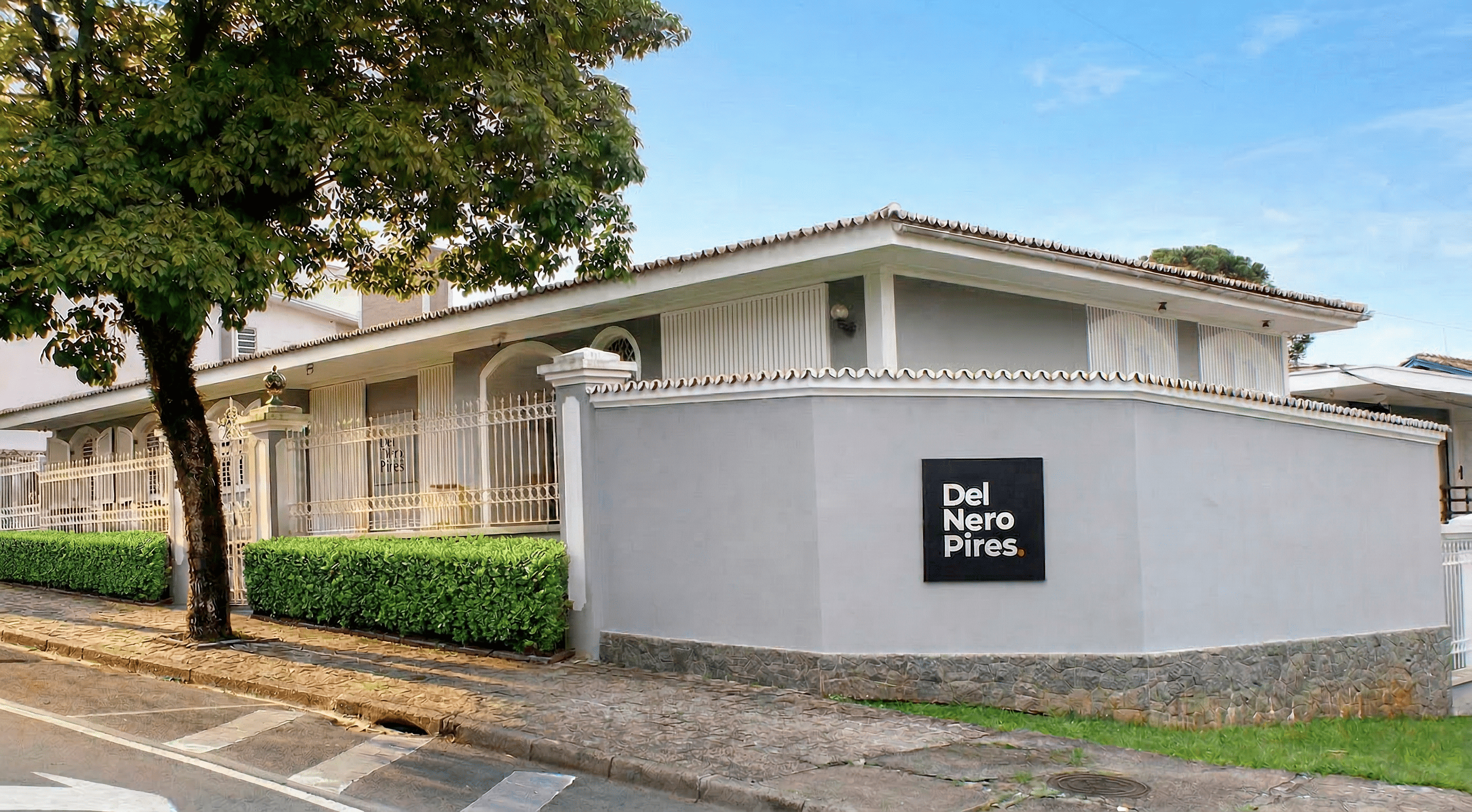 Advogado especialista em direito bancário apertando a mão de um cliente em escritório moderno, paleta azul-marinho e branco, iluminação suave profissional, fotografia realista